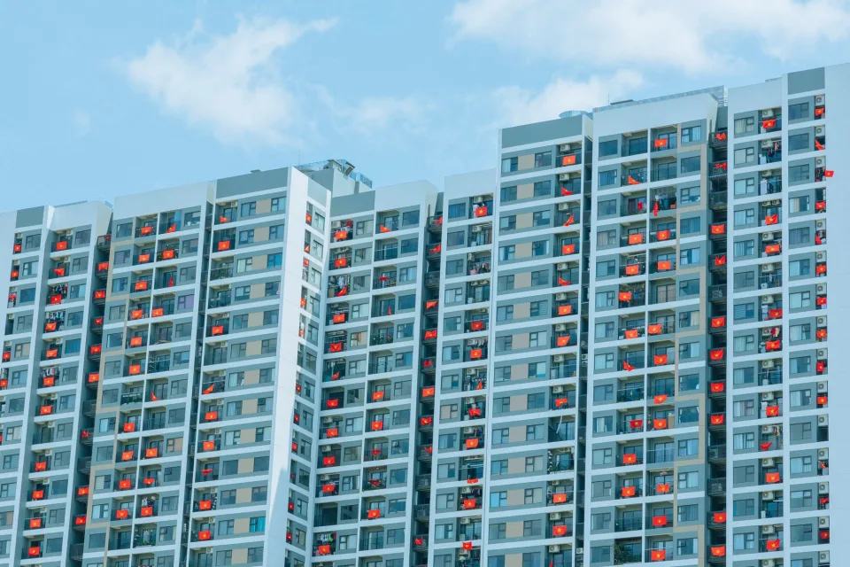 Căn hộ cũ trước khi cải tạo — không gian chật, ánh sáng yếu — trước