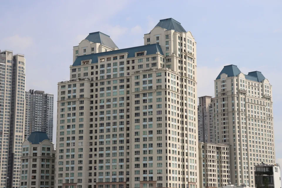 Nhà phố trước khi sơn sửa — tường cũ, màu tối — trước